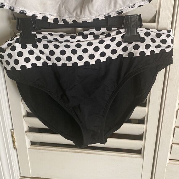 Kenneth Cole-Reaction. Vintage style swimsuit. Slimming technology. - Picture 4 of 6